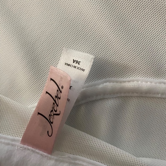 Jezebel - Picture 4 of 4